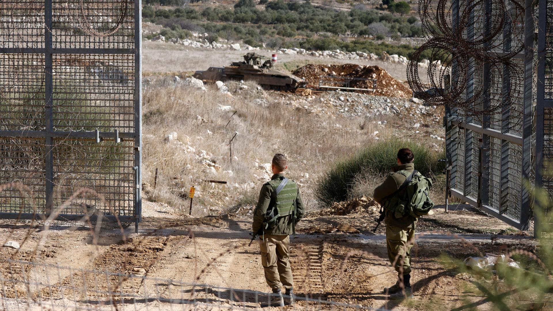 Israelische Soldaten sichern den Grenzzaun zu den Golanhöhen.