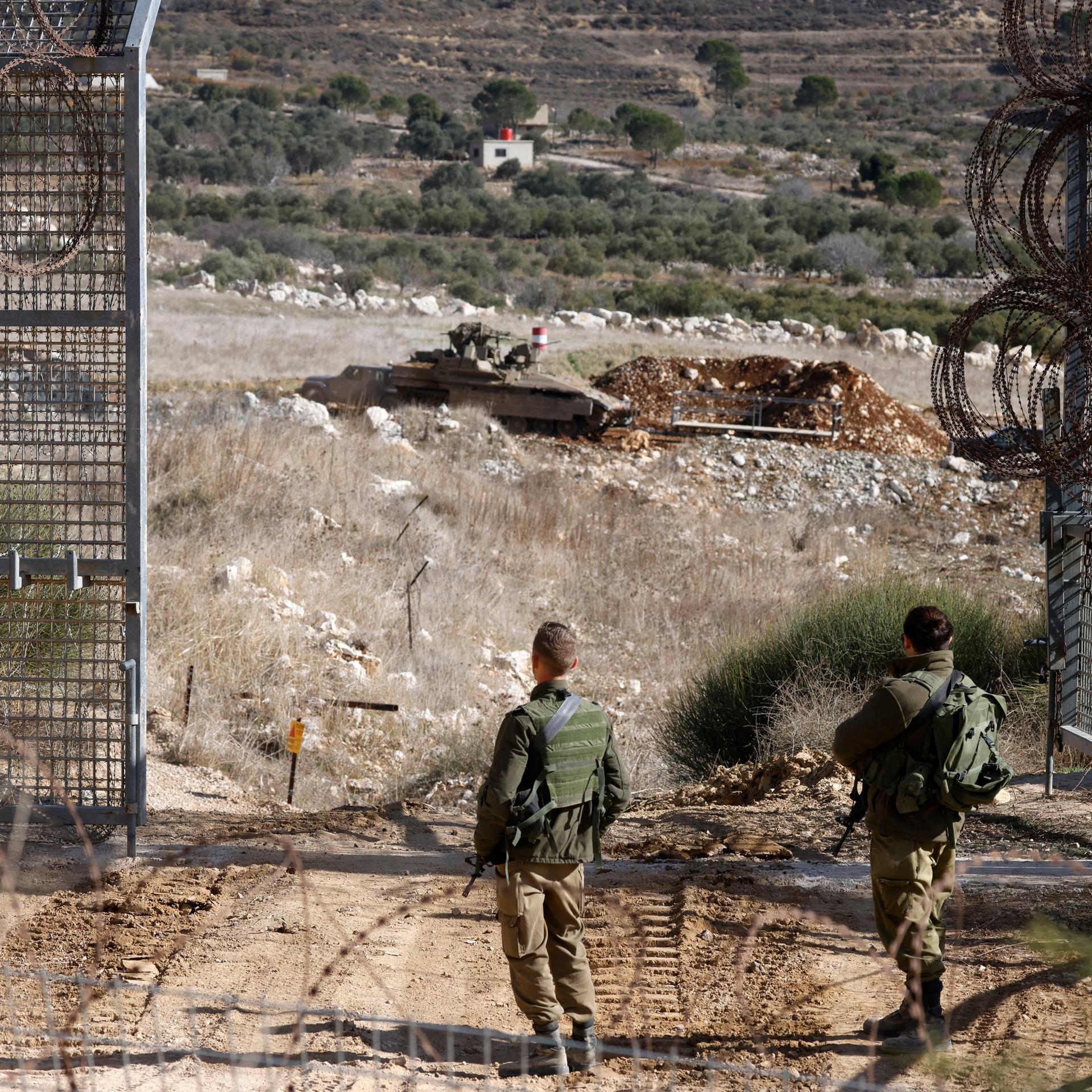 Israelische Soldaten sichern den Grenzzaun zu den Golanhöhen.