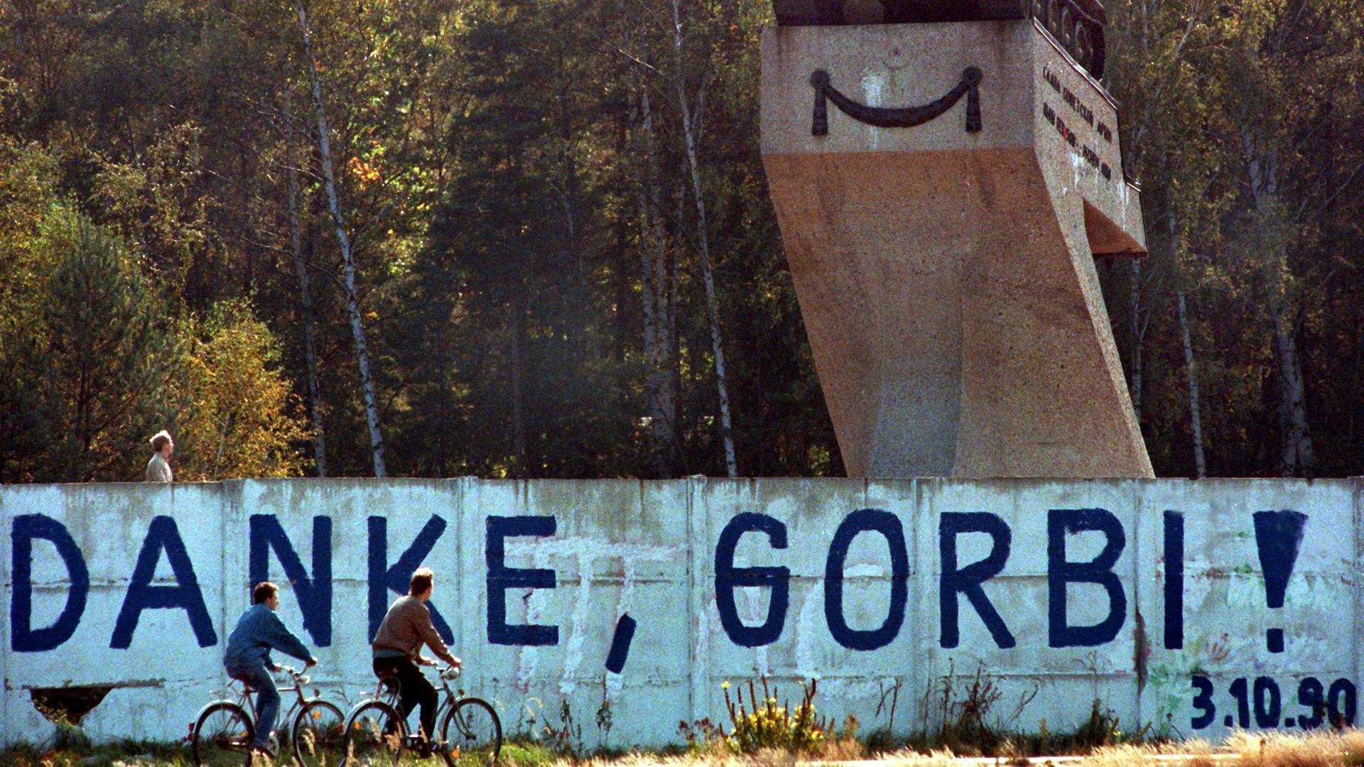 "Danke, Gorbi" stand 1990 auf der Mauer unter dem sowjetischen Panzer-Denkmal in Berlin. "Danke, Gorbi" stand 1990 auf der Mauer unter dem sowjetischen Panzer-Denkmal in Berlin.