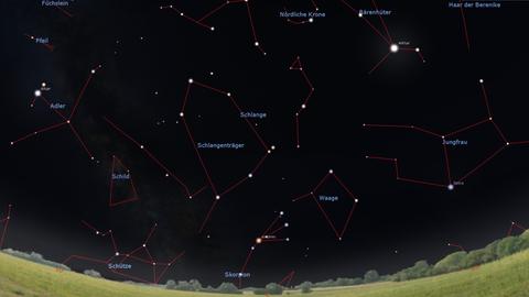Der Skorpion mit seinem hellen Stern Antares, steht jetzt gegen Mitternacht genau im Süden. 