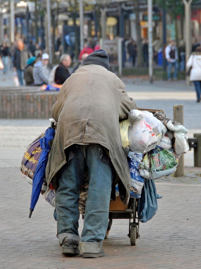 Obdachloser in der Innenstadt von Duisburg, Nordrhein-Westfalen, Deutschland, Europa