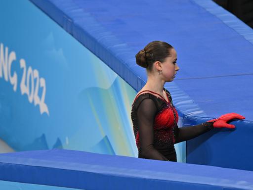 Eiskunstläuferin Kamila Walijewa vom Russischen Olympischen Komitee verlässt enttäuscht das Eis