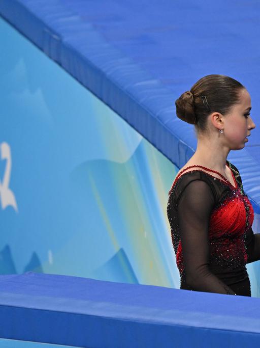 Eiskunstläuferin Kamila Walijewa vom Russischen Olympischen Komitee verlässt enttäuscht das Eis