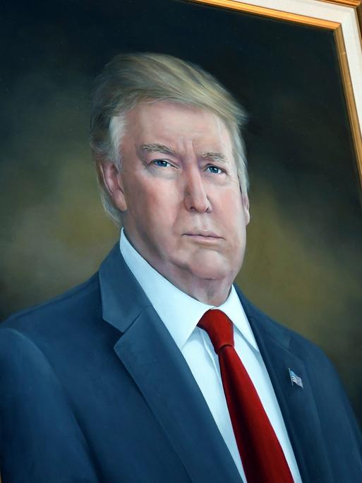 Ein Porträt der Künstlerin Sarah Boardman von US-Präsident Trump in Anzug und Krawatte