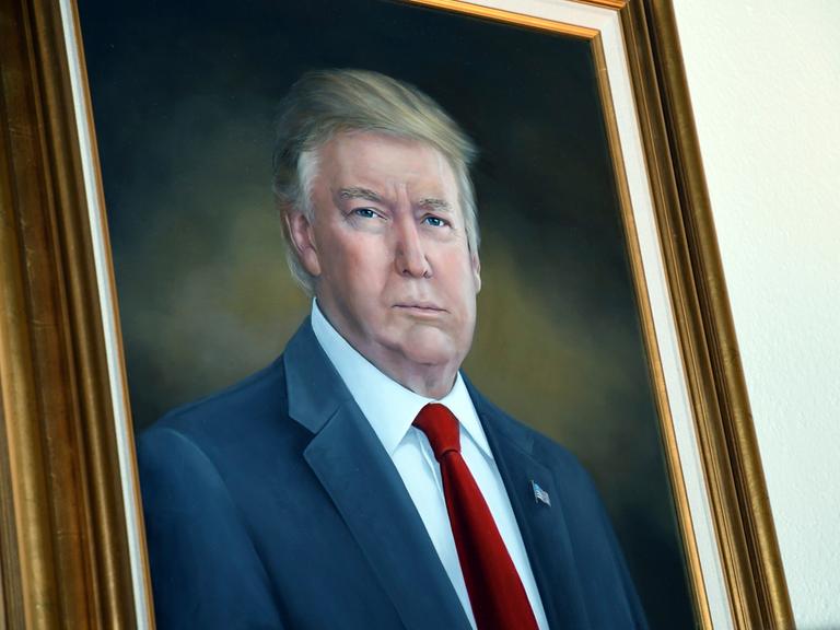 Ein Porträt der Künstlerin Sarah Boardman von US-Präsident Trump in Anzug und Krawatte