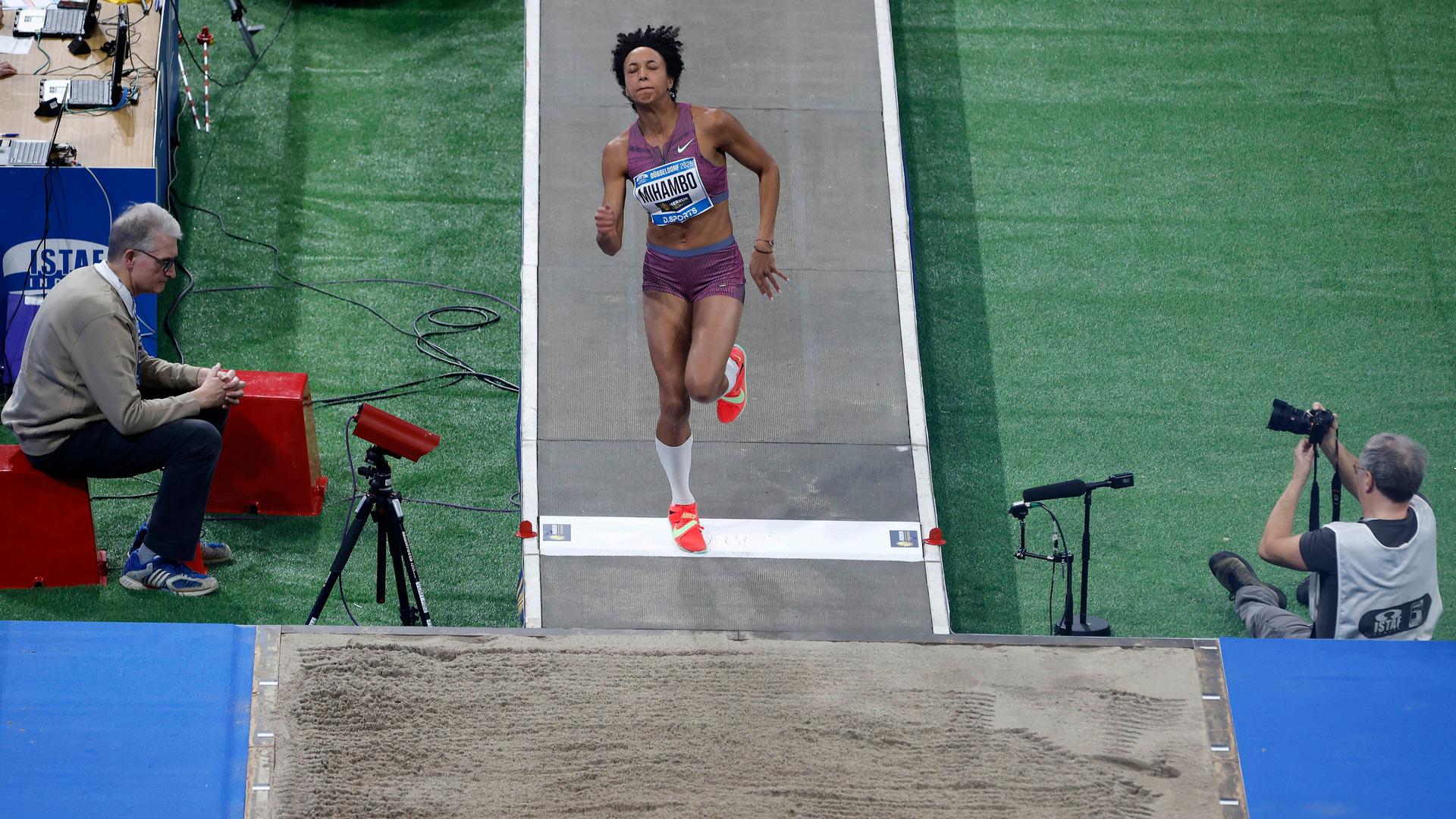 Malaika Mihambo springt von der Take-Off-Zone ab. 