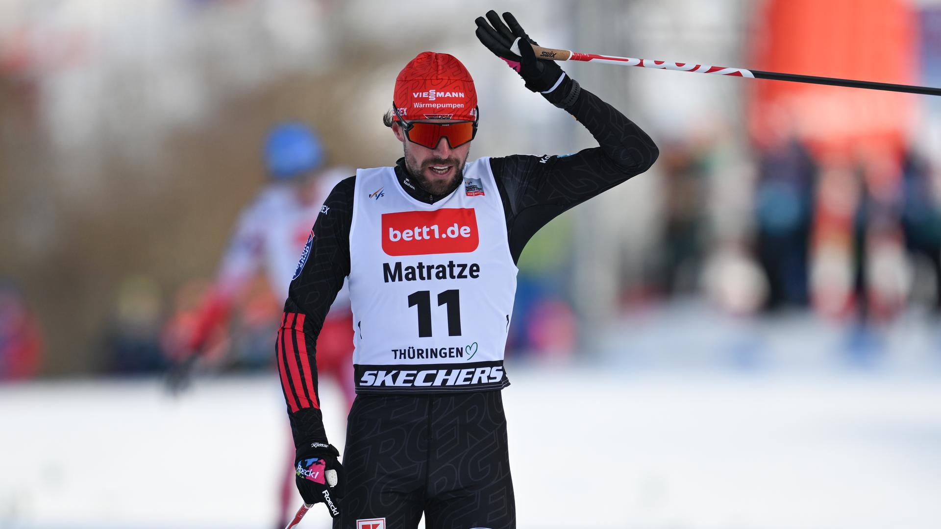 Nordische Kombination: Johannes Rydzek aus Deutschland hebt den linken Arm. 