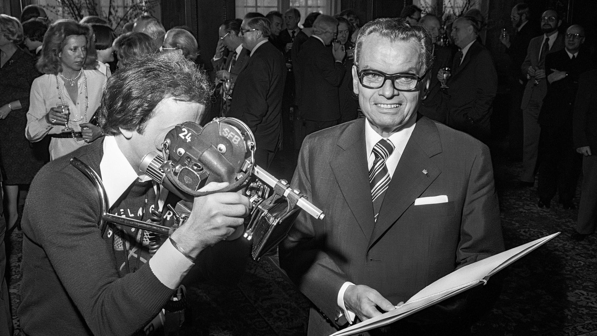 Dem Leiter der Berlinale, Dr. Alfred Bauer (re.), wird 1977 die Ehren-Professur "für hervorragende Verdienste um die Internationalen Filmfestspiele Berlin und auf dem Gebiet der Filmwissenschaft und Filmgeschichte" durch den Berliner Senat verliehen. Dem Leiter der Berlinale, Dr. Alfred Bauer (re.), wird 1977 die Ehren-Professur "für hervorragende Verdienste um die Internationalen Filmfestspiele Berlin und auf dem Gebiet der Filmwissenschaft und Filmgeschichte" durch den Berliner Senat verliehen.