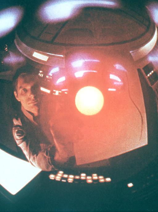 Szene aus "2001: Odyssee im Weltraum": Der Computer HAL 9000 mit dem Astronauten Bowman.