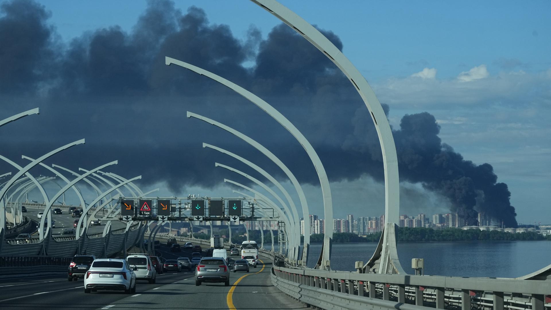 Über dem Hafen von St. Petersburg, Russland, steigt nach einem ukrainischen Drohnenangriff eine schwarze Rauchwolke auf. 