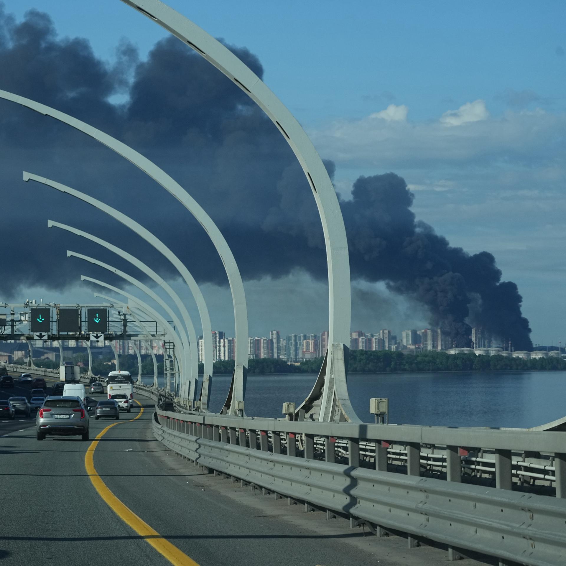 Über dem Hafen von St. Petersburg, Russland, steigt nach einem ukrainischen Drohnenangriff eine schwarze Rauchwolke auf. 