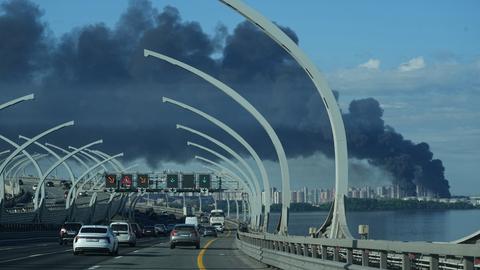 Über dem Hafen von St. Petersburg, Russland, steigt nach einem ukrainischen Drohnenangriff eine schwarze Rauchwolke auf. 