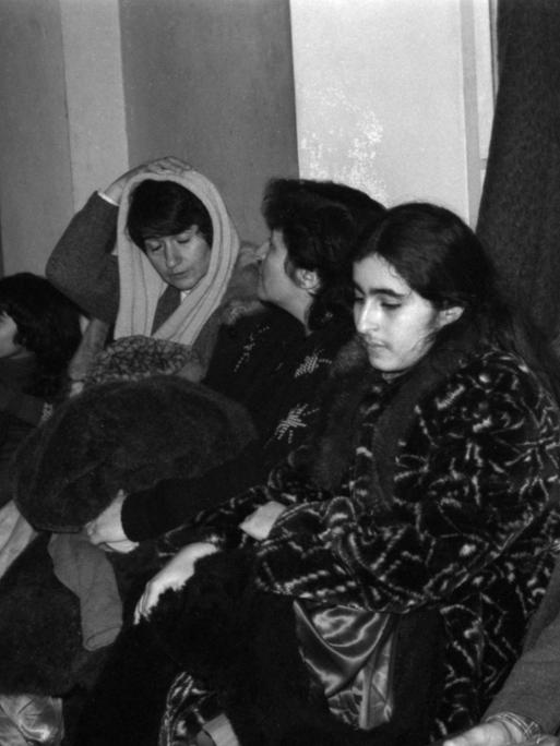 Ein Schwarz-Weiß-Foto zeigt einen armenischen Mann, Frauen und Kinder in der diplomatischen Mission Armeniens in Moskau.