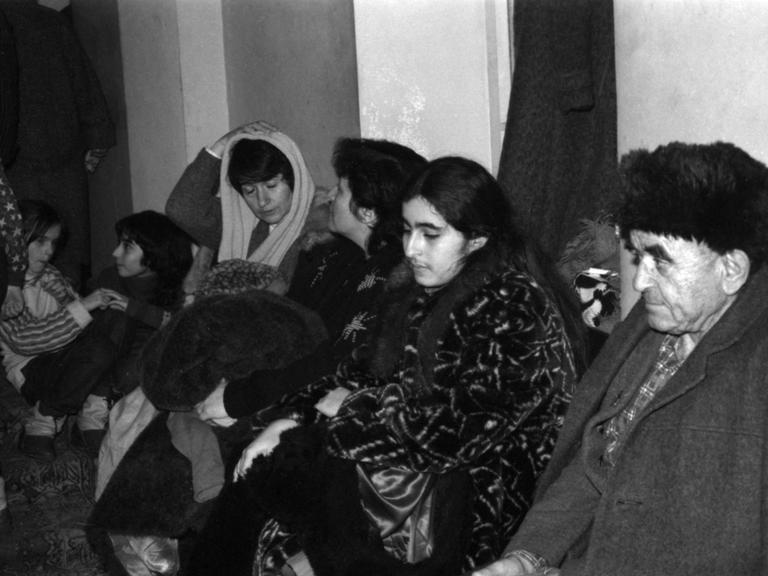 Ein Schwarz-Weiß-Foto zeigt einen armenischen Mann, Frauen und Kinder in der diplomatischen Mission Armeniens in Moskau.