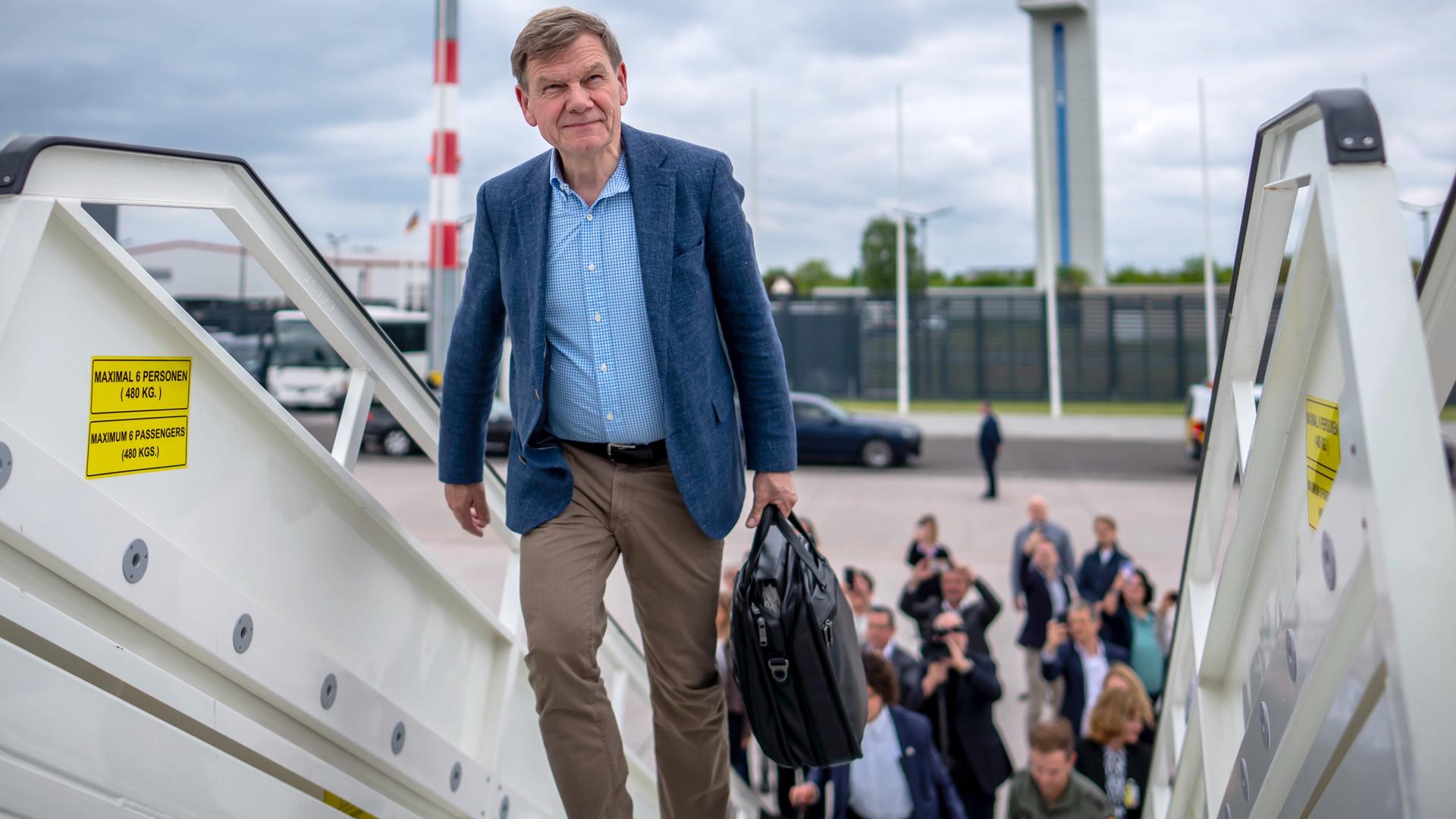 Johann Wadephul (CDU), Außenminister, steigt in eine Maschine der Flugbereitschaft, um zum Antrittsbesuch nach Israel zu reisen. Johann Wadephul (CDU), Außenminister, steigt in eine Maschine der Flugbereitschaft, um zum Antrittsbesuch nach Israel zu reisen.