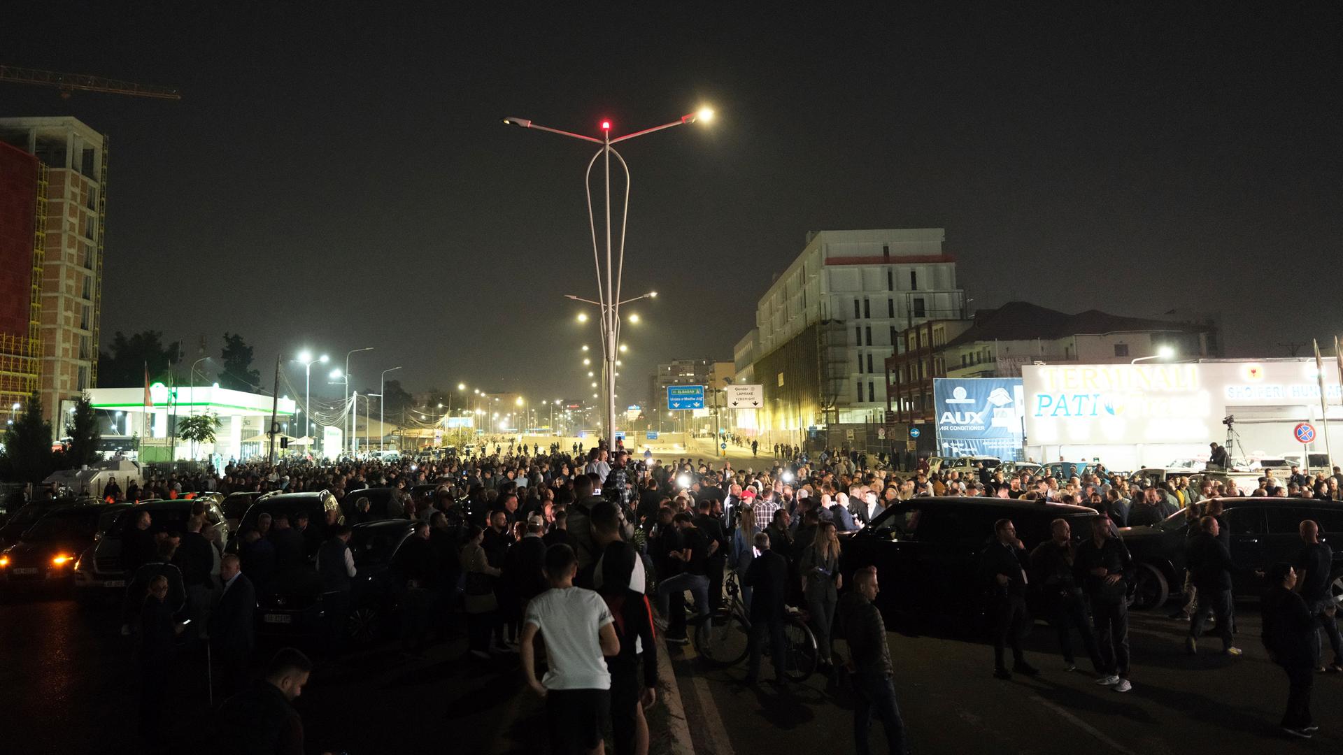 Menschen demonstrieren in Albaniens Hauptstadt Tirana. 