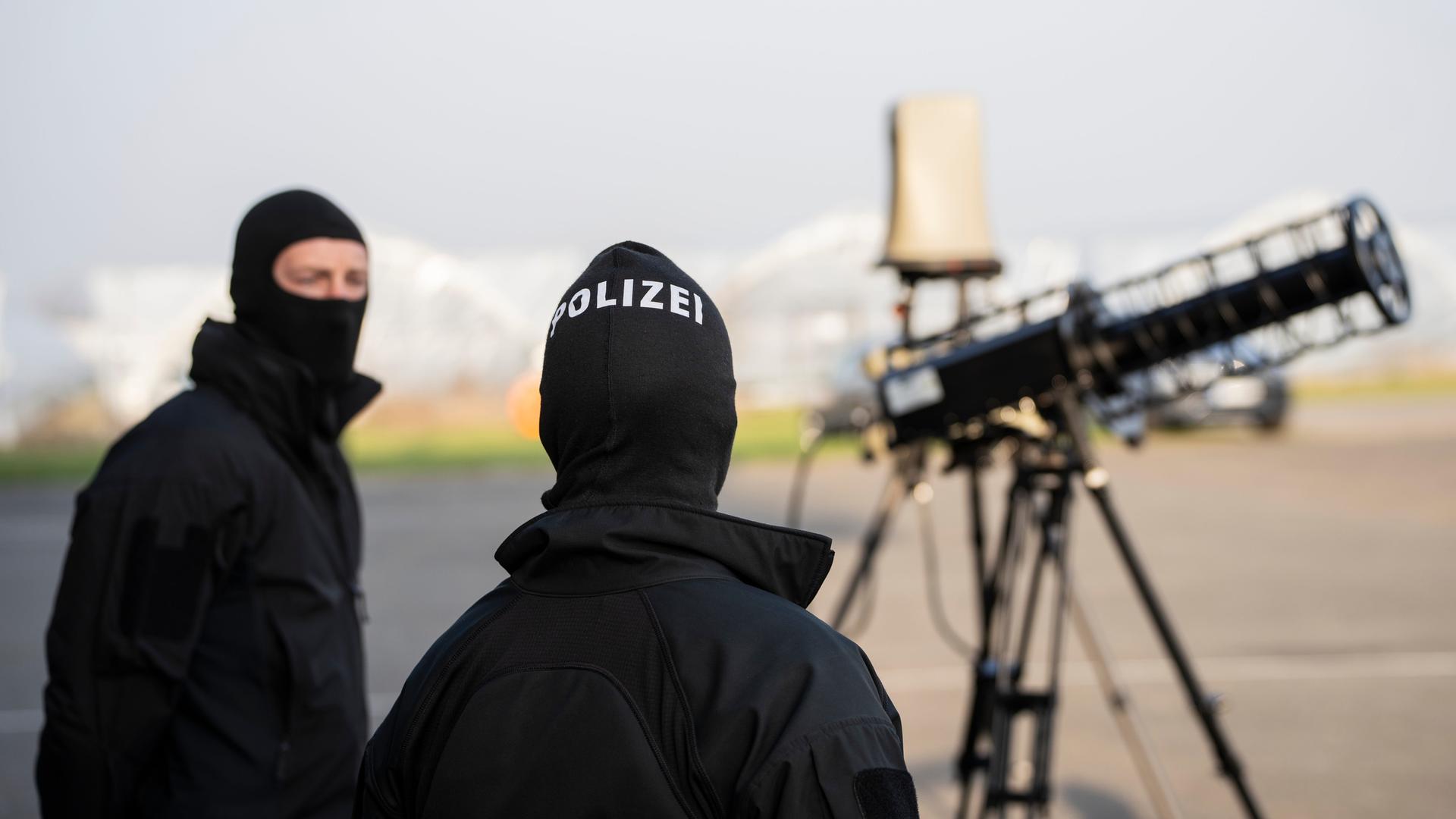 Die Polizei präsentiert auf dem Flugplatz Mainz-Finthen Geräte zur Drohnenabwehr. Die Polizei präsentiert auf dem Flugplatz Mainz-Finthen Geräte zur Drohnenabwehr.