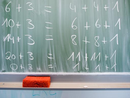 Rechnungen stehen am 17.08.2016 auf einer Schultafel im Mathematikunterricht einer 8. Klasse. 