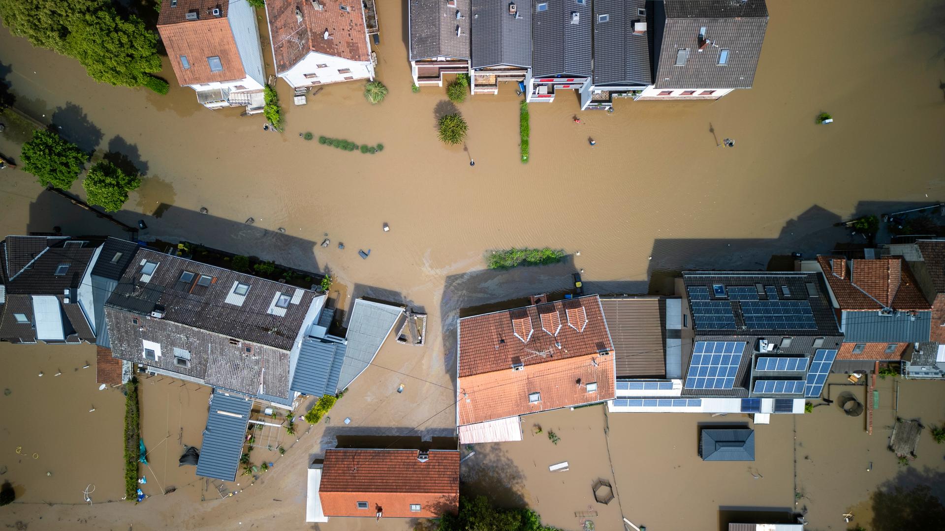 Drohnenaufnahme auf Häuser in der Elsässer Straße im saarländischen Kleinbittersdorf, die unter Wasser steht und nicht passierbar ist.