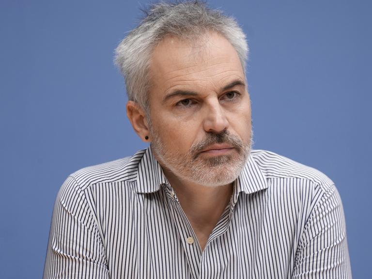 Dr. Gerhard Schick, der Vorstand der Bürgerbewegung Finanzwende e.V. im Portrait bei einer Pressekonferenz.