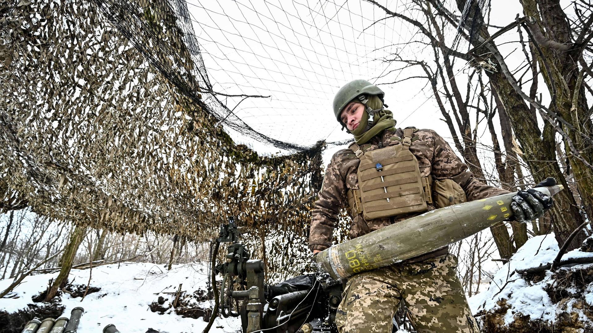 Ein Soldat des 66. separaten Kanonenartilleriebataillons der 406. separaten Artilleriebrigade der ukrainischen Streitkräfte wird vor der amerikanischen Haubitze M777 fotografiert.