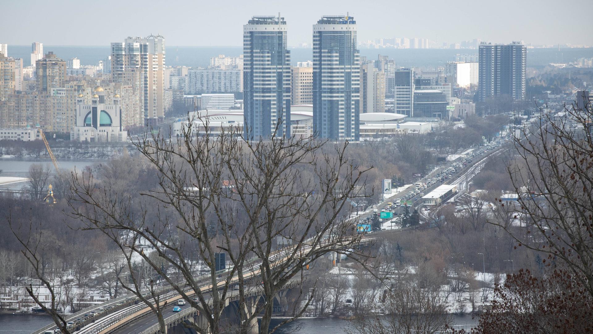 Blick auf die Skyline der ukrainischen Hauptstadt Kiew und den Fluss Dnipro