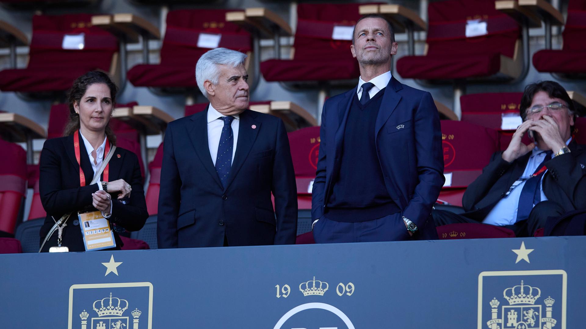 Der Präsident den spanischen Fußballverbands Pedro Rocha (li,) und UEFA-Präsident Aleksander Ceferin stehen auf der Tribüne und schauen ein Frauen-Fußball-Länderspiel. 
