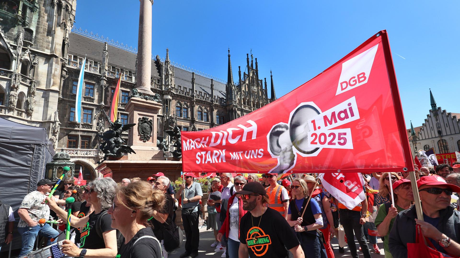 Teilnehmer einer DGB-Kundgebung zum Tag der Arbeit halten auf dem Marienplatz ein Transparent mit der Aufschrift "MACH DICH STARK MIT UNS". 