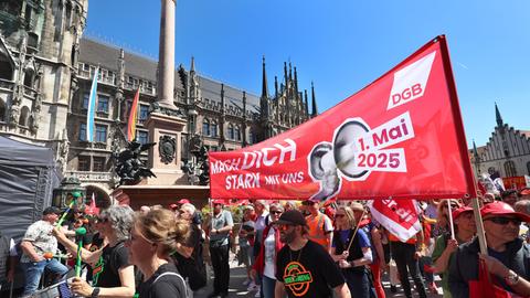 Teilnehmer einer DGB-Kundgebung zum Tag der Arbeit halten auf dem Marienplatz ein Transparent mit der Aufschrift "MACH DICH STARK MIT UNS". 