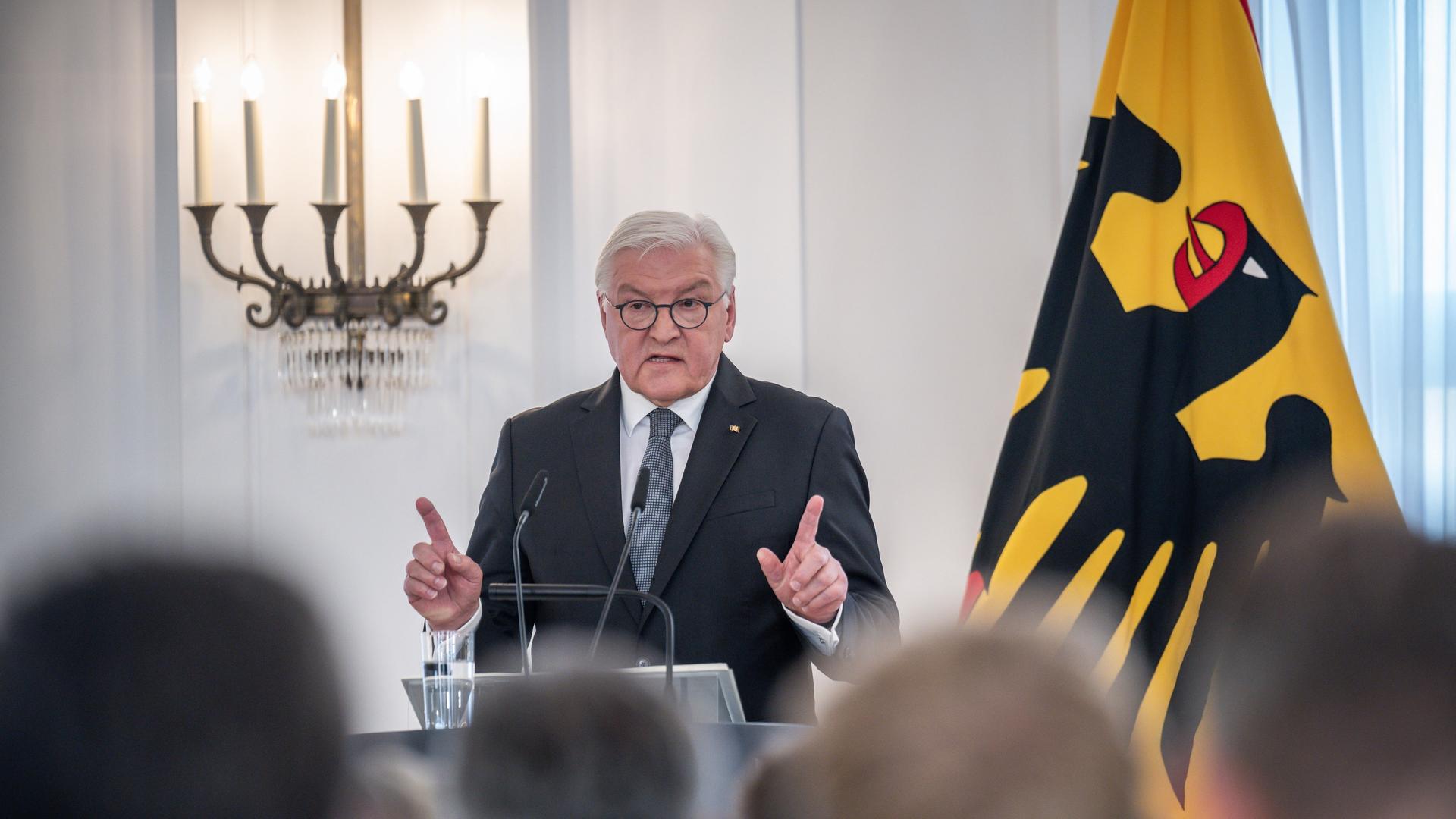 Bundespräsident Frank-Walter Steinmeier steht am Rednerpult. Bundespräsident Frank-Walter Steinmeier steht am Rednerpult.