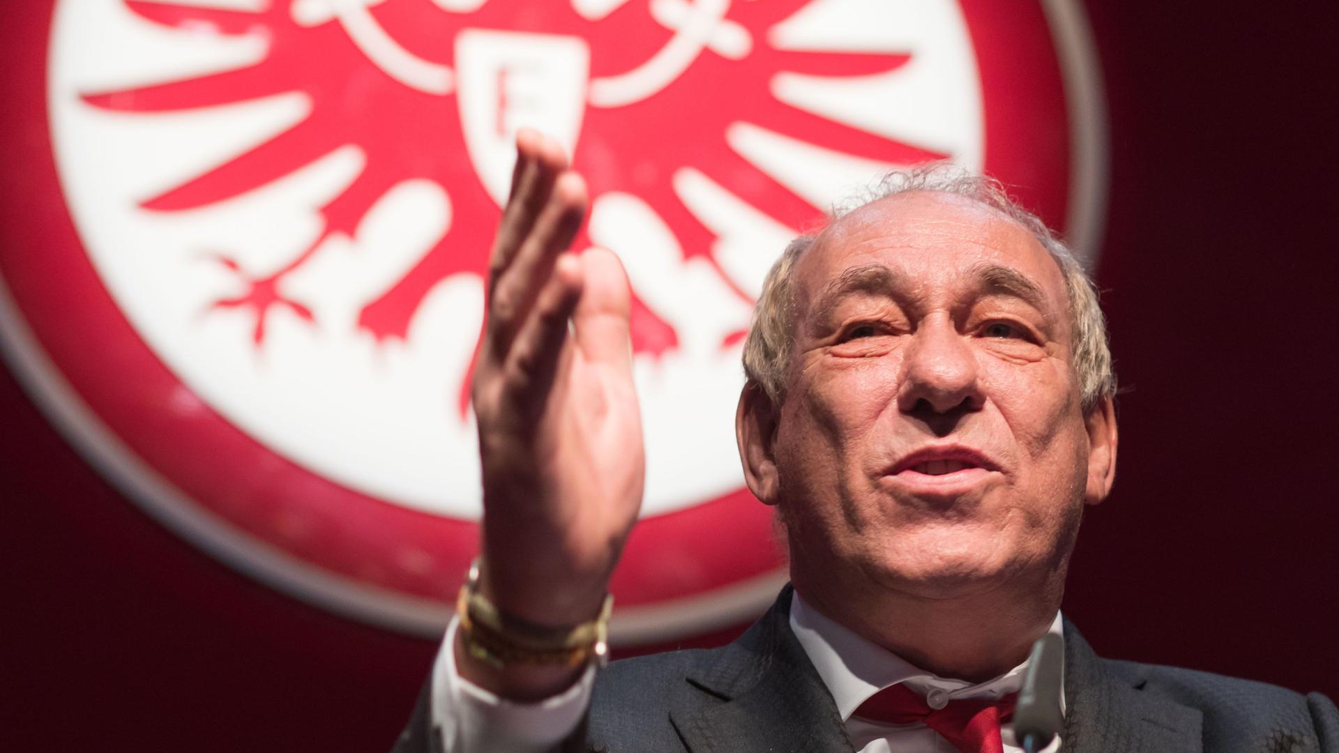 Frankfurt am Main: Peter Fischer, Präsident von Eintracht Frankfurt e.V., spricht bei der Mitgliederversammlung von Eintracht Frankfurt vor dem Vereinswappen (Archivfoto). Frankfurt am Main: Peter Fischer, Präsident von Eintracht Frankfurt e.V., spricht bei der Mitgliederversammlung von Eintracht Frankfurt vor dem Vereinswappen (Archivfoto).