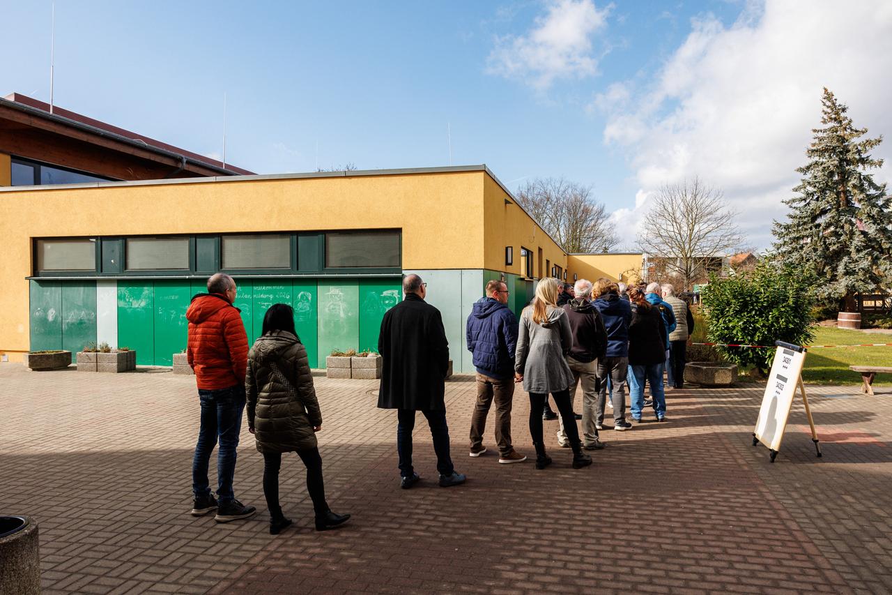 Wähler vor einem Wahllokal in Halle/Saale