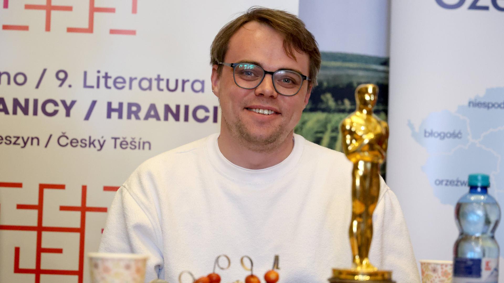 Der russische Regisseur Pavel Talankin posiert auf dem Border Film Festival in Tesin, Polen, mit dem Oscar, den er für "Mr. Nobody Against Putin" erhielt.
      