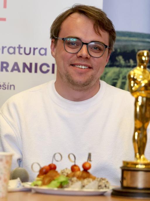 Der russische Regisseur Pavel Talankin posiert auf dem Border Film Festival in Tesin, Polen, mit dem Oscar, den er für "Mr. Nobody Against Putin" erhielt.
      