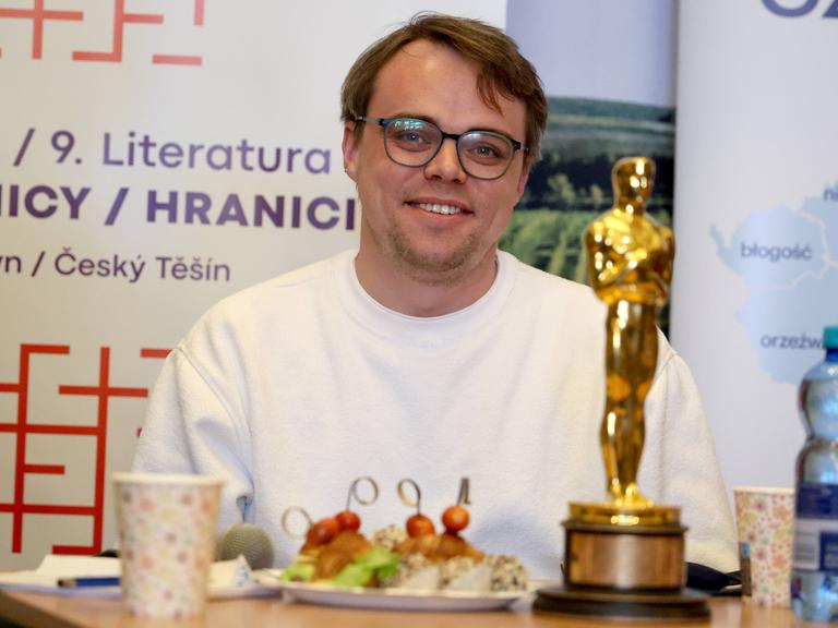 Der russische Regisseur Pavel Talankin posiert auf dem Border Film Festival in Tesin, Polen, mit dem Oscar, den er für "Mr. Nobody Against Putin" erhielt.
      