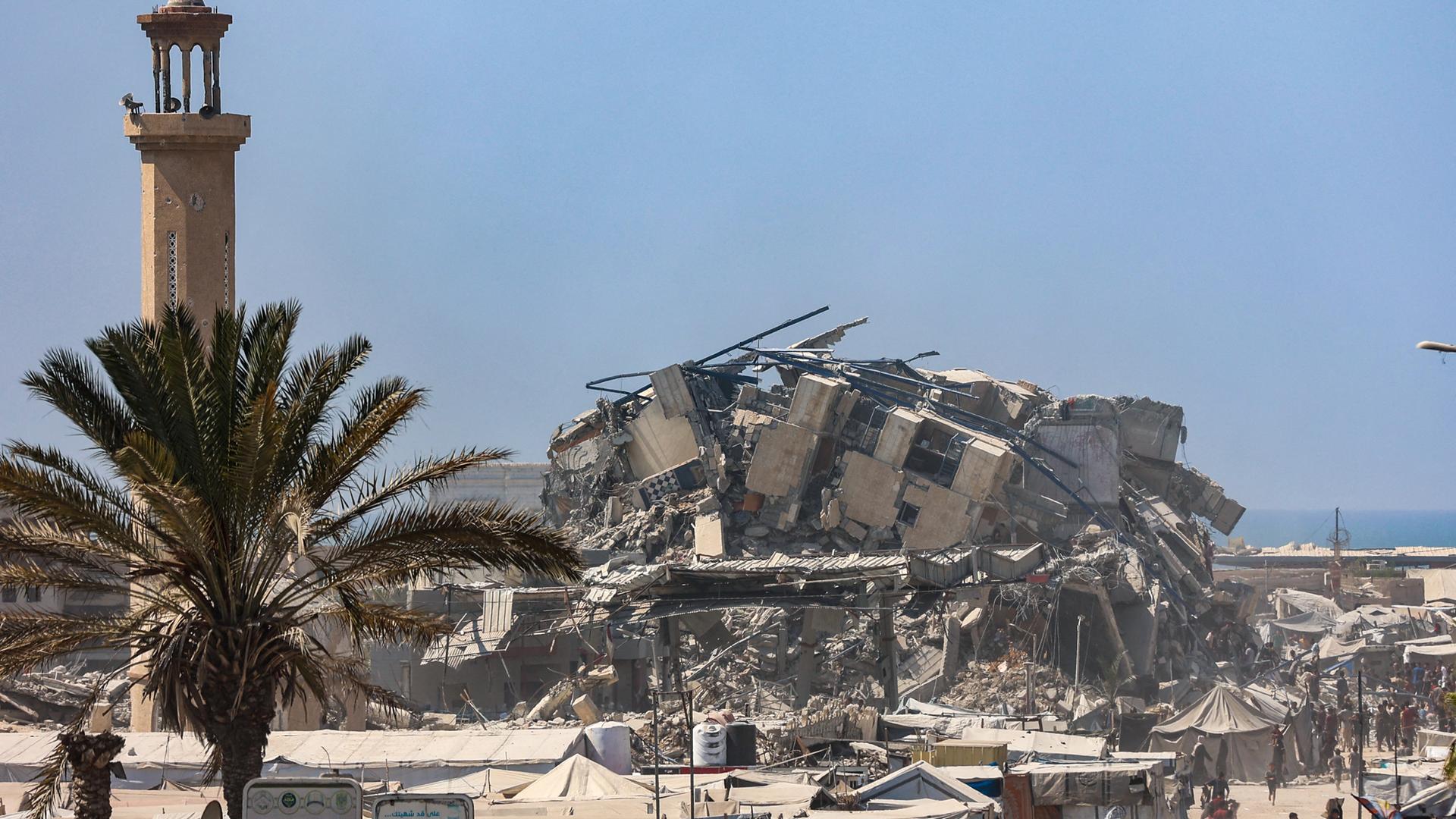 Die Ruine eines vom israelischen Militär zerstörten Hochhauses in Gaza-Stadt Die Ruine eines vom israelischen Militär zerstörten Hochhauses in Gaza-Stadt