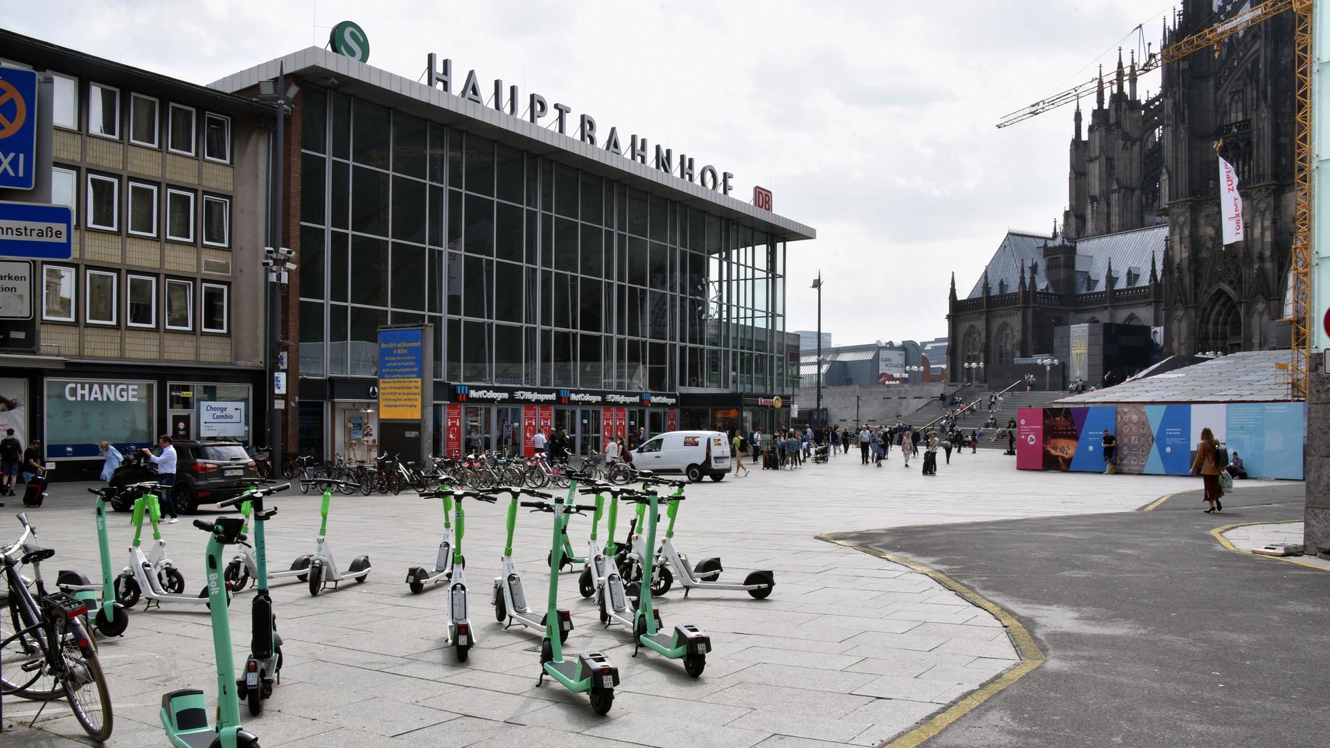 E-Scooter verschiedener Vermieter stehen vor dem Kölner Hauptbahnhof.