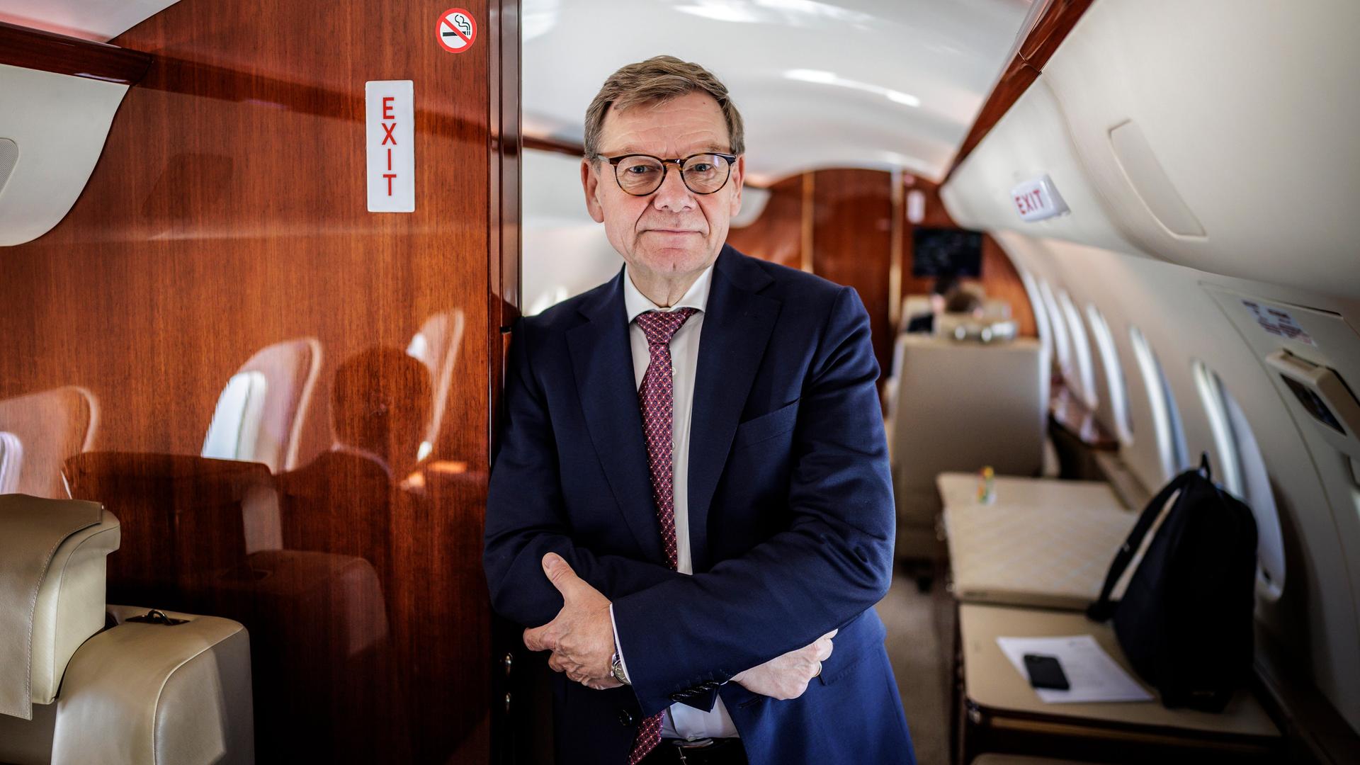 Johann Wadephul im Flugzeug, einer Global 5000 der Flugbereitschaft der Bundeswehr Johann Wadephul im Flugzeug, einer Global 5000 der Flugbereitschaft der Bundeswehr