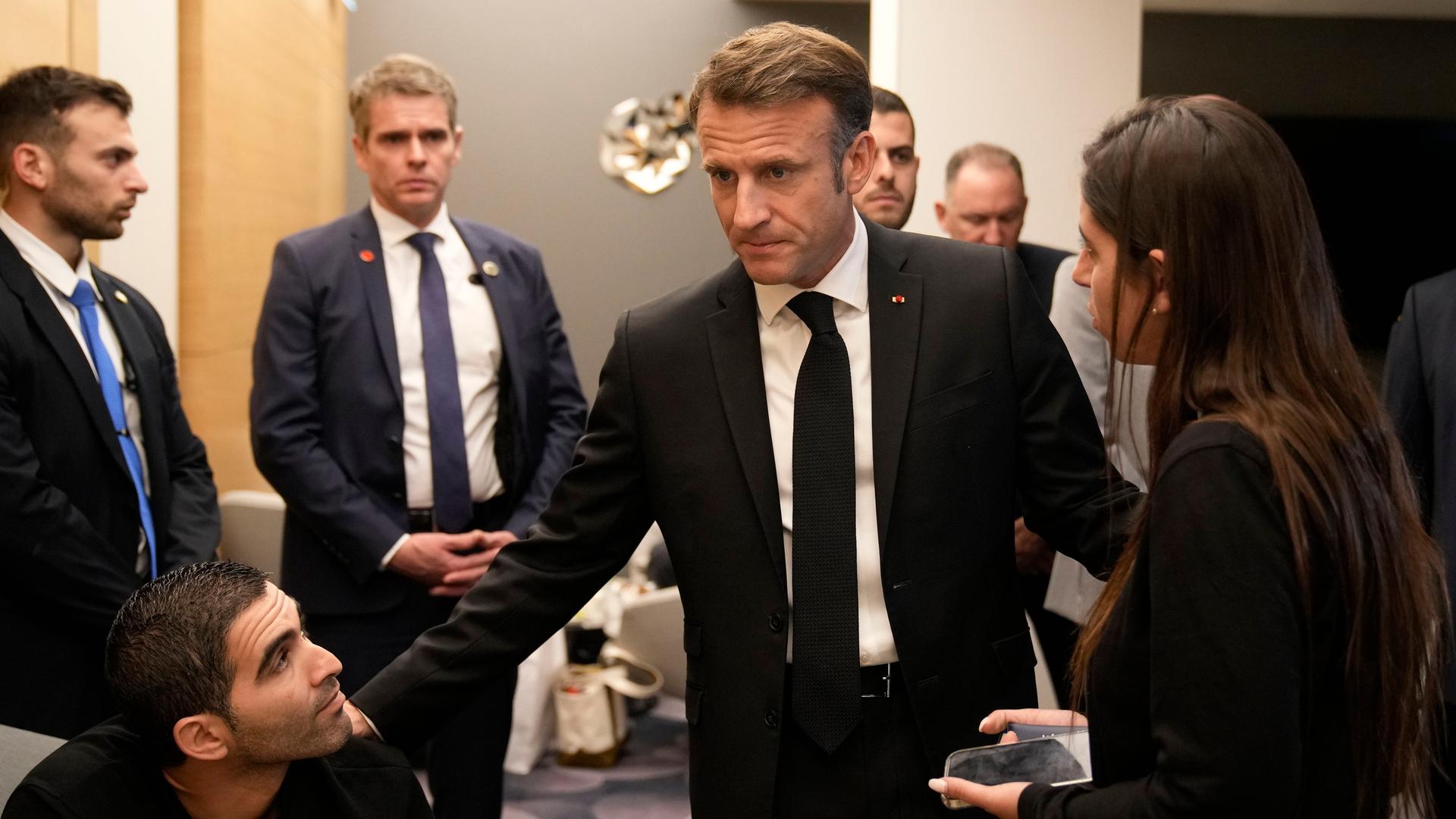 Israel, Tel Aviv: Emmanuel Macron (M), Präsident von Frankreich, trifft sich mit israelisch-französischen Staatsangehörigen, die Angehörige verloren haben, sowie mit Familien von Geiseln auf dem Ben-Gurion-Flughafen. Israel, Tel Aviv: Emmanuel Macron (M), Präsident von Frankreich, trifft sich mit israelisch-französischen Staatsangehörigen, die Angehörige verloren haben, sowie mit Familien von Geiseln auf dem Ben-Gurion-Flughafen.