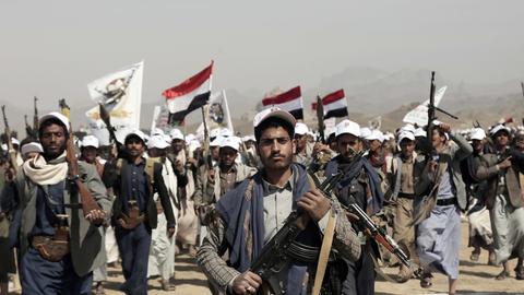Pro-Huthi-Anhänger versammeln sich im Jemen und protestieren gegen die Angriffe der USA und Großbritanniens auf die Huthi-Milizen.