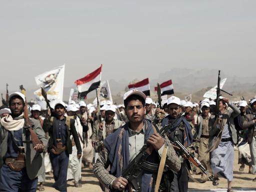Pro-Huthi-Anhänger versammeln sich im Jemen und protestieren gegen die Angriffe der USA und Großbritanniens auf die Huthi-Milizen.