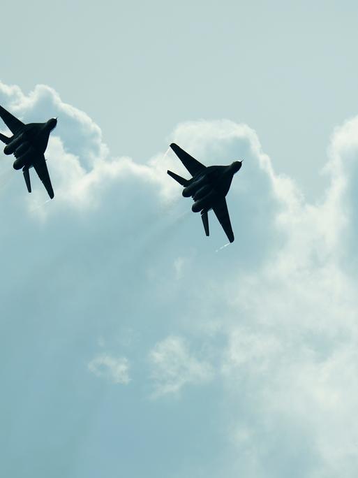 Zwei slowakische MiG-29 fliegen bei einer Flugschau in Malacky in der Slowakei am Himmel.