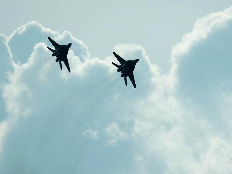 Zwei slowakische MiG-29 fliegen bei einer Flugschau in Malacky in der Slowakei am Himmel.