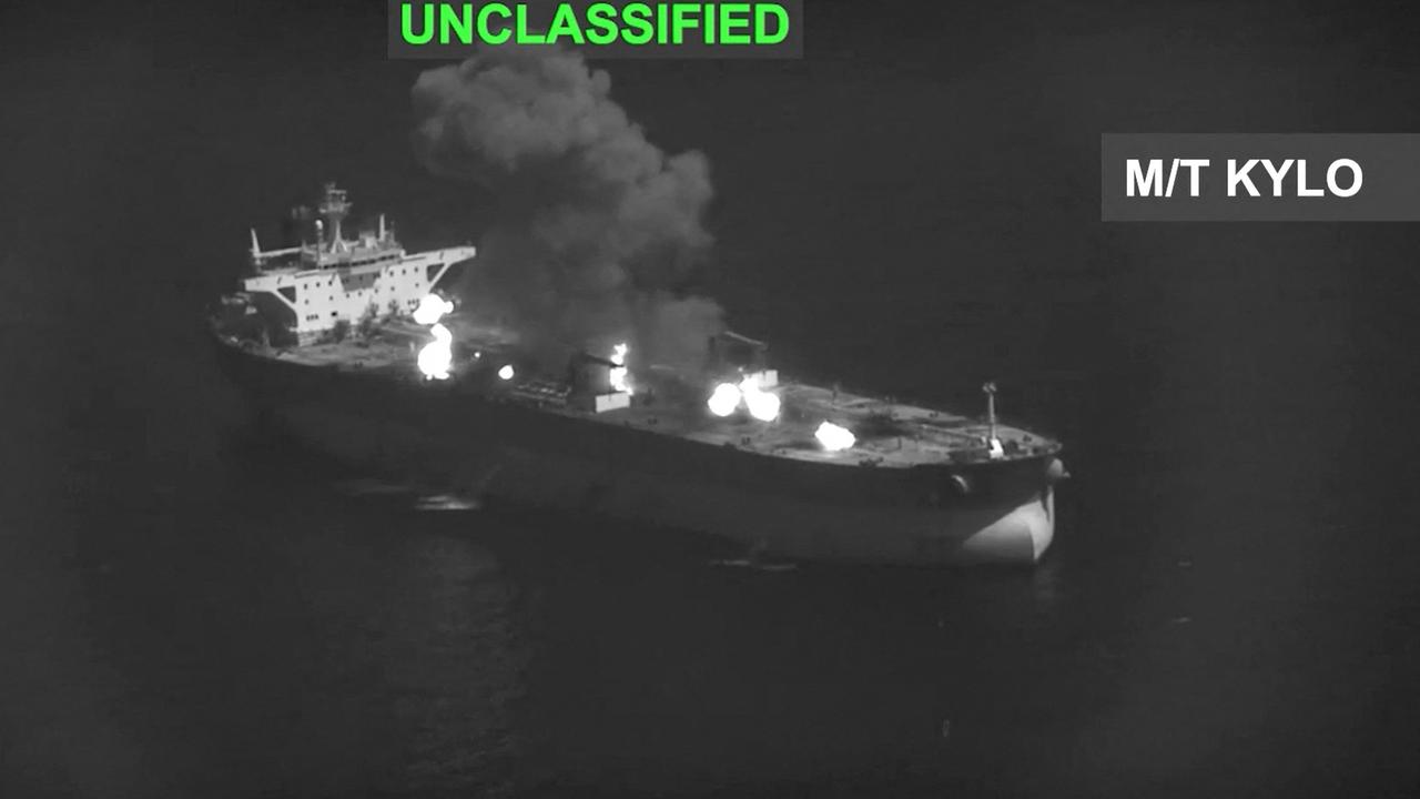 Dieser Screenshot aus einem vom US-Zentralkommando (CENTCOM) veröffentlichten Videomaterial zeigt nach amerikanischen Angaben, wie das US-Militär im Golf von Oman einen iranischen Öltanker angreift. Dieser Screenshot aus einem vom US-Zentralkommando (CENTCOM) veröffentlichten Videomaterial zeigt nach amerikanischen Angaben, wie das US-Militär im Golf von Oman einen iranischen Öltanker angreift.