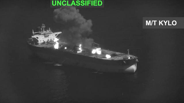 Dieser Screenshot aus einem vom US-Zentralkommando (CENTCOM) veröffentlichten Videomaterial zeigt nach amerikanischen Angaben, wie das US-Militär im Golf von Oman einen iranischen Öltanker angreift.