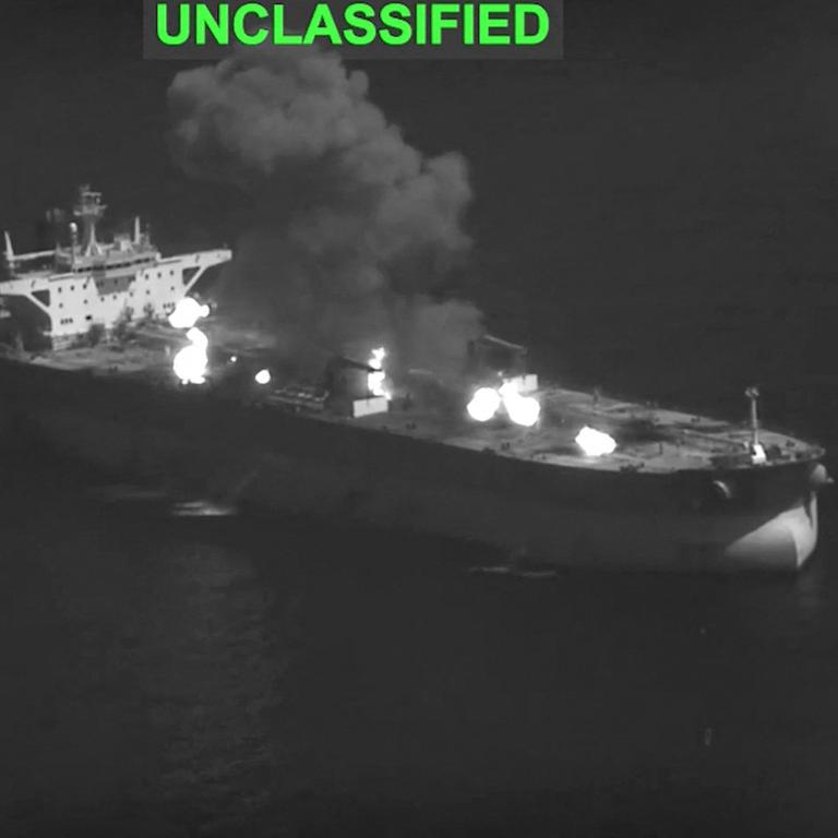 Dieser Screenshot aus einem vom US-Zentralkommando (CENTCOM) veröffentlichten Videomaterial zeigt nach amerikanischen Angaben, wie das US-Militär im Golf von Oman einen iranischen Öltanker angreift.