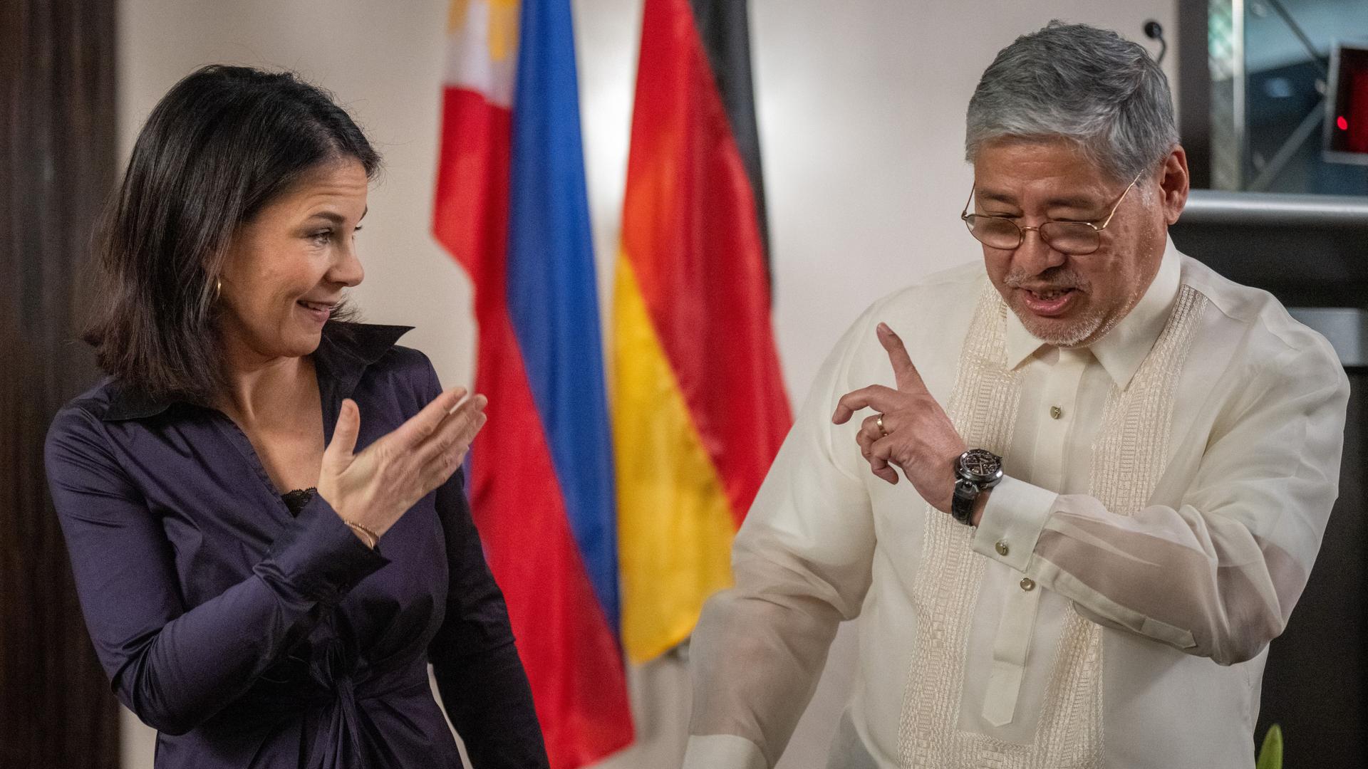 Philippinen, Manila: Annalena Baerbock (Bündnis90/Die Grünen), Außenministerin, spricht bei der Pressekonferenz mit ihrem Amtskollegen, Enrique Manalo, Außenminister der Philippinen. Philippinen, Manila: Annalena Baerbock (Bündnis90/Die Grünen), Außenministerin, spricht bei der Pressekonferenz mit ihrem Amtskollegen, Enrique Manalo, Außenminister der Philippinen.