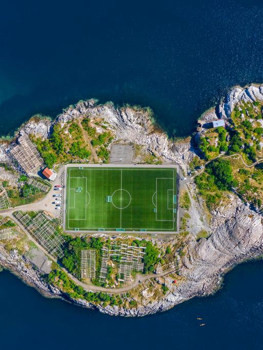 Luftaufnahme, Henningsvaer mit Fußballstadion, Felseninsel im Meer, Vestvagy, Lofoten, Nordland, Norwegen, Europa