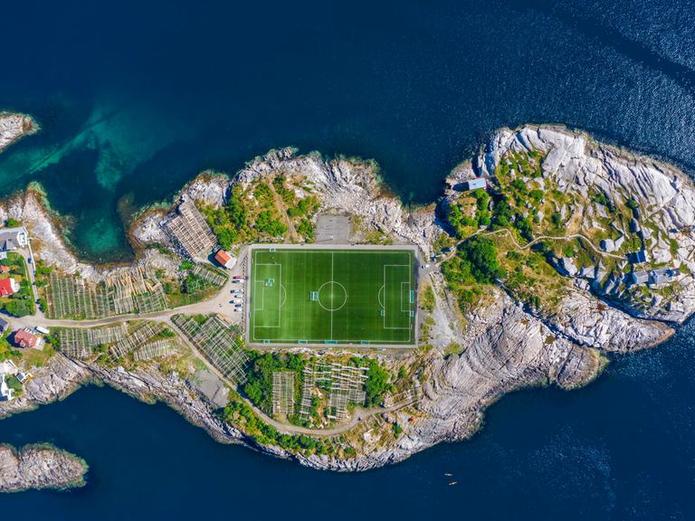 Luftaufnahme, Henningsvaer mit Fußballstadion, Felseninsel im Meer, Vestvagy, Lofoten, Nordland, Norwegen, Europa