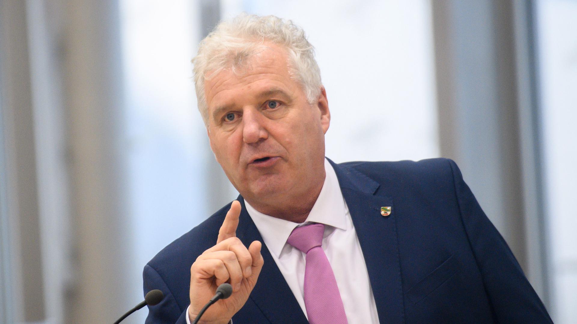 Guido Heuer (CDU) spricht im Landtag zu den Abgeordneten. Er hebt den rechten Zeigefinger.